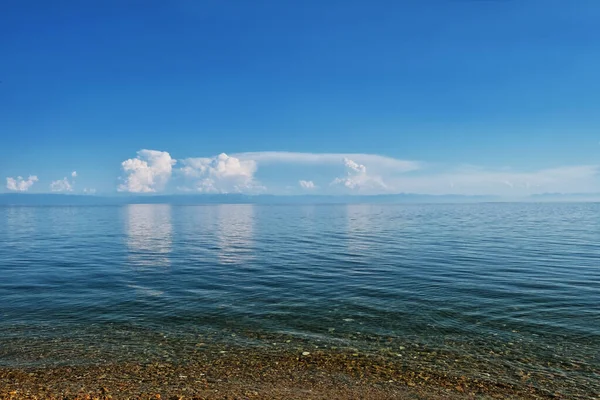 Λίμνη Baikal με διάφανο νερό, σύννεφα και πέτρες στο νερό — Φωτογραφία Αρχείου