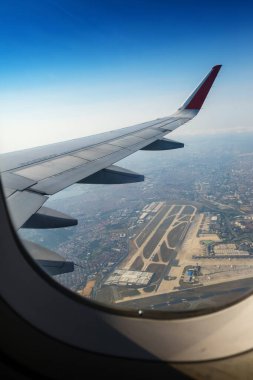 Kanat uçuşu sırasında pencere uçağından İstanbul 'a güneşli havada iniş yapıyor.