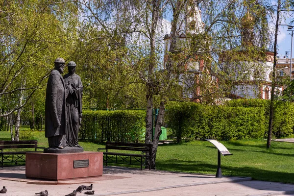 Rusko, Irkutsk - 27. května 2021: Památník sv. Petra a Fevronie z Muromu na jaře — Stock fotografie