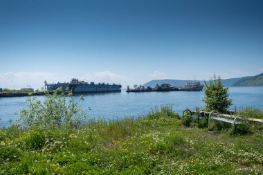 Baykal Gölü 'nde gemileri olan yaz manzarası. Dünyanın en derin ve berrak gölünün kıyısı.