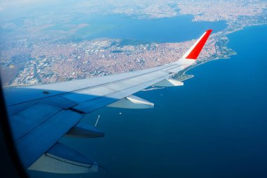 Kanat uçuşu sırasında pencere uçağından İstanbul 'a güneşli havada iniş yapıyor.