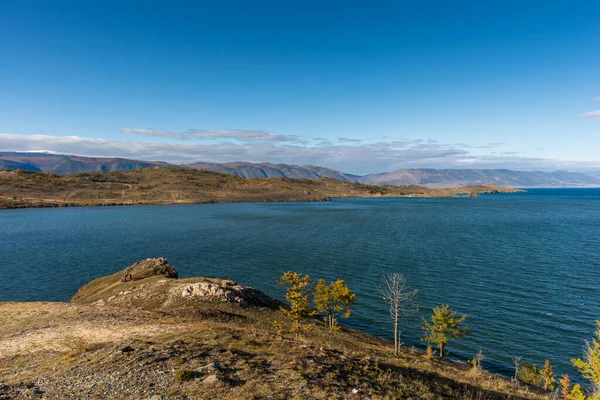 Veduta del Piccolo Stretto di Mare sul Lago Baikal il giorno d'autunno, Joy Bay — Foto Stock