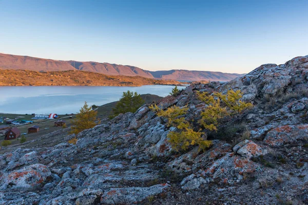 Vista del Estrecho del Mar Pequeño en el Lago Baikal en el día de otoño, Joy Bay — Foto de Stock