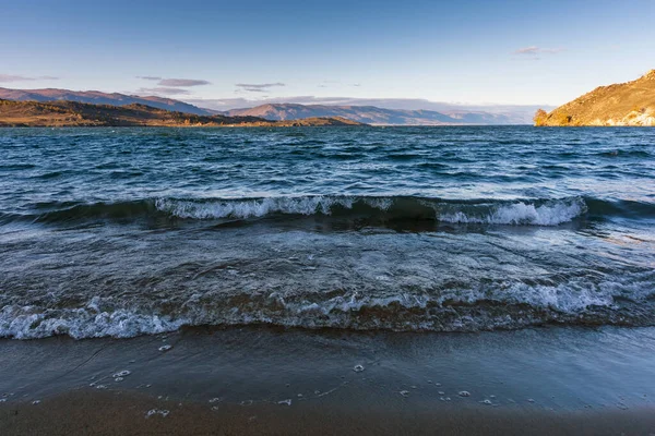 Άποψη του στενού της μικρής θάλασσας στη λίμνη Baikal την ημέρα του φθινοπώρου, Joy Bay — Φωτογραφία Αρχείου