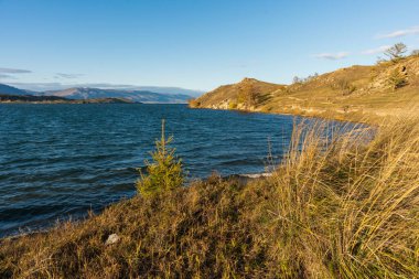Baykal Gölü 'ndeki Küçük Deniz Boğazı' nın sonbahar günü manzarası, Joy Bay