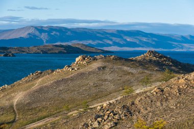 Baykal Gölü 'ndeki Küçük Deniz Boğazı' nın sonbahar günü manzarası, Joy Bay