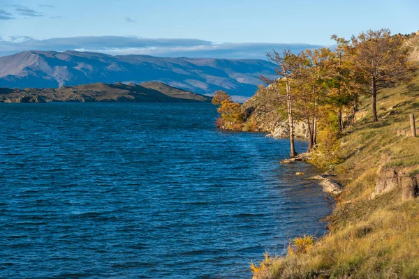Vista del Estrecho del Mar Pequeño en el Lago Baikal en el día de otoño, Joy Bay — Foto de Stock
