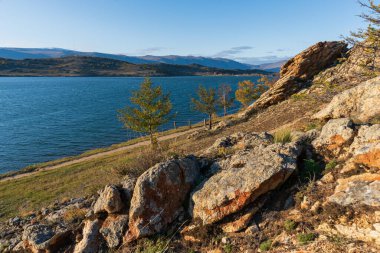 Baykal Gölü 'ndeki Küçük Deniz Boğazı' nın sonbahar günü manzarası, Joy Bay