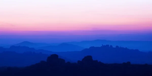 Sonnenaufgang in der Berglandschaft. — Stockvektor