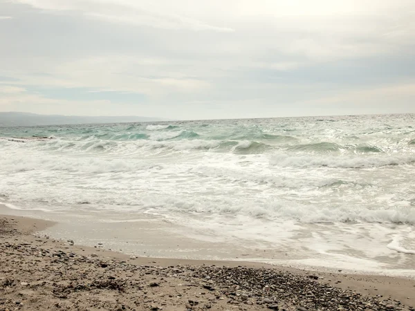 Cielo con nubes y olas tormentosas en el mar — Foto de Stock