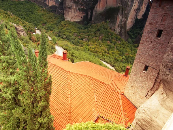 Mujer de la azotea Monasterio Santo Roussano, Meteora, Grecia Tesalia —  Fotos de Stock