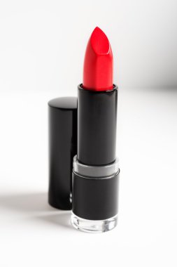 Beyaz arkaplanda kırmızı ruj