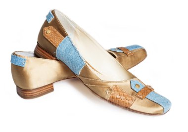 Zarif fashinable düz ayakkabı üzerinde beyaz izole