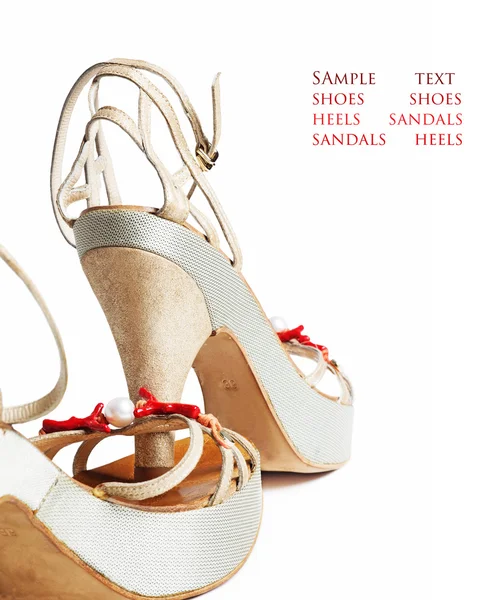 De seksuele sandalen elegantie op hoge hak op witte achtergrond. — Stockfoto