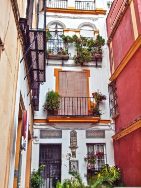Geleneksel İspanyol caddesi çok dar. Sevilla, Endülüs. İspanya