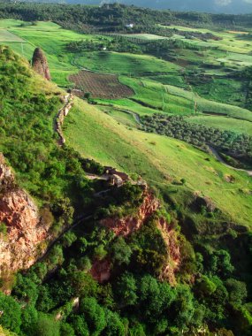 İspanya 'nın Endülüs kentindeki ünlü beyaz yerlerden biri olan Ronda' daki yeni köprüden panoramik manzara 