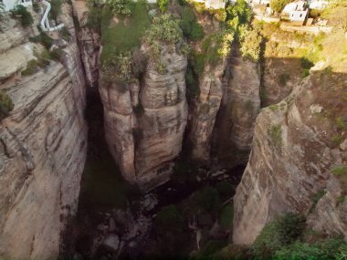 Endülüs 'ün ünlü yerlerinden biri olan Ronda' daki Yeni Köprü Boğazı 'nda panoramik manzara. Endülüs, İspanya 