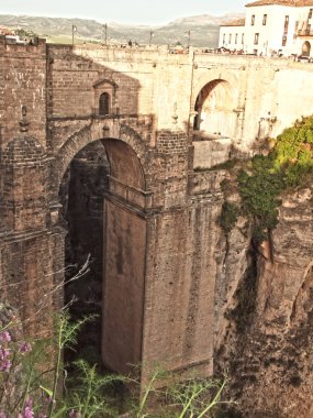 Endülüs 'ün ünlü yerlerinden biri olan Ronda' daki Yeni Köprü 'de panoramik manzara. Endülüs, İspanya 