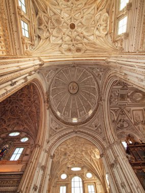 İspanya 'nın Cordoba kentindeki Mezquita (eski cami)' nin merkezine Katedral 'in kubbeleri yerleştirildi. UNESCO Dünya Mirası Alanı. İç görünüm.