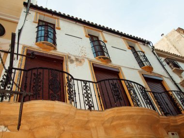  Eski Ronda kasabasında tipik bir balkon döşeme evi. Endülüs, İspanya