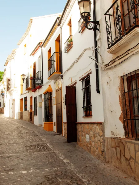 朗达镇的老街 有典型的房子和塔格林树 Andalusia 西班牙 — 图库照片