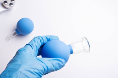 Elektrikli süpürge kavanozuyla. Süpürge kavanozları ve masaj fırçasıyla masaj için ayarlandı. Anti-reşit ve anti-selülit ev prosedürü için ayarlandı. güzellik kutsaması