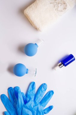 Elektrik süpürgesi seti. Süpürge kavanozları ve masaj fırçasıyla masaj için ayarlandı. Anti-reşit ve anti-selülit ev prosedürü için ayarlandı. güzellik kutsaması