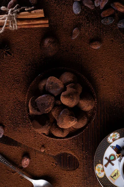 Gezonde Heerlijke Chocolade Truffels Rond Ingrediënten Met Natuurlijke Cacaobonen Poeder — Stockfoto
