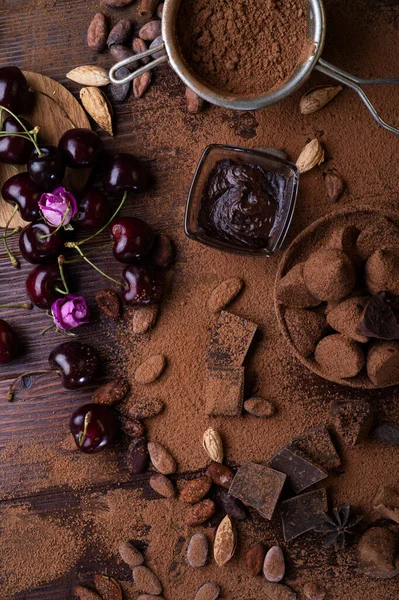 Fundo Arte Com Saudável Deliciosas Trufas Escuras Chocolate Ingridients Grãos — Fotografia de Stock