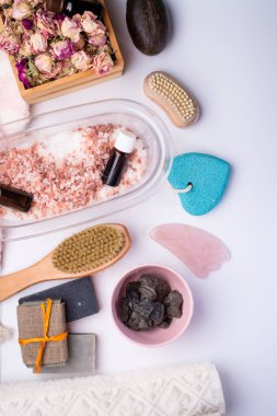 Beyaz arka planda tuz, şifalı çamur ve sabun bulunan doğal spa seti. Derisi yüzülmüş