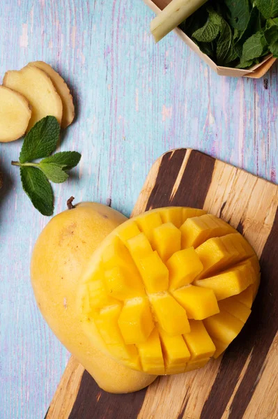 Mogen Och Färsk Gul Mango Frukt Med Ingefära Och Mynta — Stockfoto