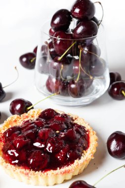 Beyaz pastalı tatlı kirazlar. Kapat.