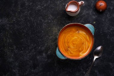 Ahşap siyah masada sunulan hindistan cevizi sütlü fırında balkabağı kreması. Düz yat. yemek ve sağlıklı yaşam konsepti