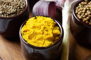 Seramik kaselerde baharatlar ve bitkiler. Yiyecek ve mutfak malzemeleri. Renkli doğal katkı maddeleri.