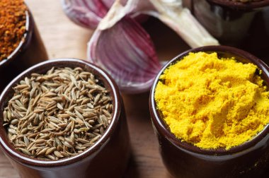 Seramik kaselerde baharatlar ve bitkiler. Yiyecek ve mutfak malzemeleri. Renkli doğal katkı maddeleri.