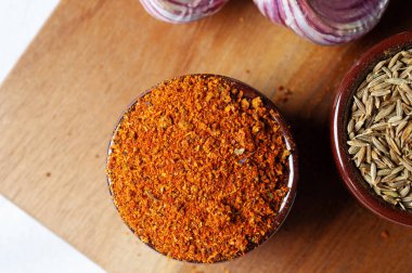 Seramik kaselerde baharatlar ve bitkiler. Yiyecek ve mutfak malzemeleri. Renkli doğal katkı maddeleri.