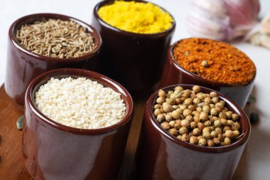 Seramik kaselerde baharatlar ve bitkiler. Baharat. Renkli doğal katkı maddeleri.