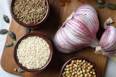 Seramik kaselerde baharatlar ve bitkiler. Baharat. Renkli doğal katkı maddeleri.