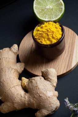  Siyah arkaplanlı çiğ zencefil ve tatlandırıcı. sağlıklı ve yiyecek konsepti. 