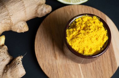  Siyah arka planda ham zencefil ve sokağa çıkma yasağı. sağlıklı ve yiyecek konsepti