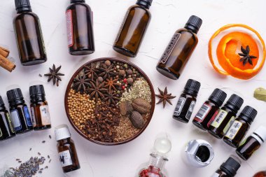  Parfüm, beyaz arka planda birikir. Parfümcü. Güzellik ve moda konsepti. düz yat