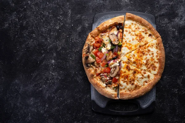 Diverse Vegetarische Pizza Geserveerd Aan Zwarte Tafel Met Vrije Ruimte — Stockfoto