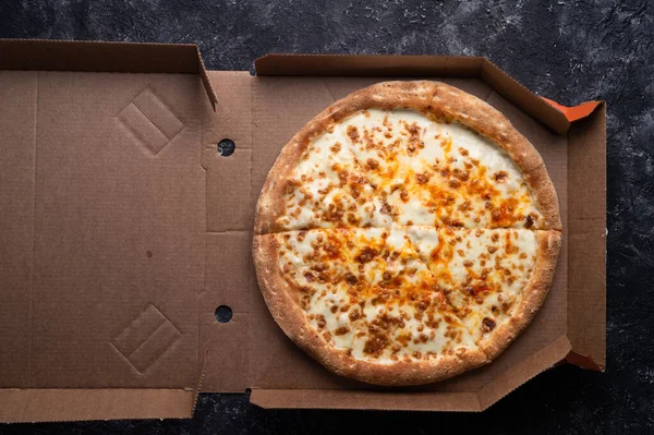 Queijo Pizza Servido Pacote Mesa Preta Com Espaço Livre Deitado — Fotografia de Stock