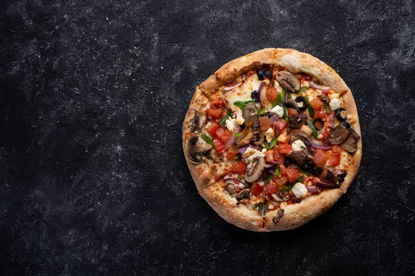 Vegatables Pizza Vegetariana Servida Mesa Preta Com Espaço Livre Deitado — Fotografia de Stock