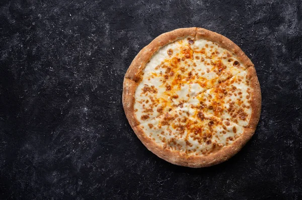Queijo Pizza Servida Mesa Preta Com Espaço Livre Deitado Plano — Fotografia de Stock