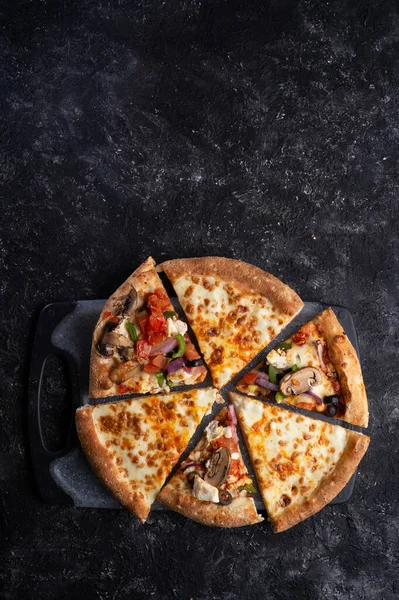 Diverse Vegetarische Pizza Geserveerd Aan Zwarte Tafel Met Vrije Ruimte — Stockfoto