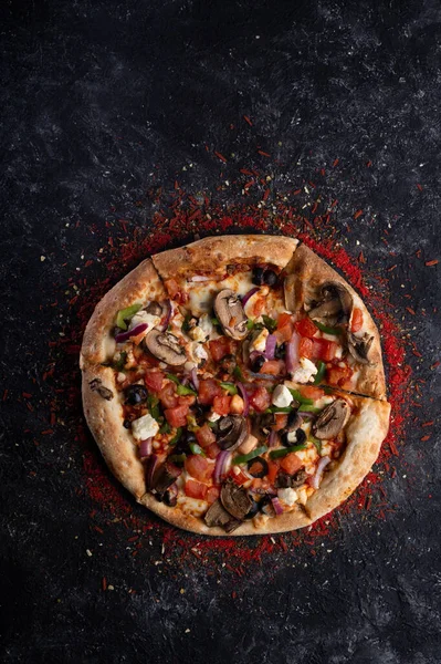 Pizza Vegetariana Vegetal Servida Mesa Preta Com Espaço Livre Deitado — Fotografia de Stock