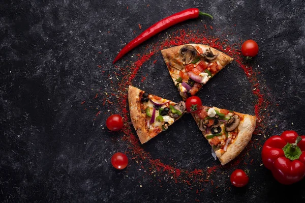 Pizza Vegetariana Vegetal Servida Mesa Preta Com Espaço Livre Conceito — Fotografia de Stock