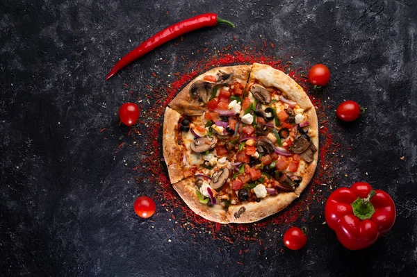 Groente Vegetarische Pizza Geserveerd Aan Zwarte Tafel Met Vrije Ruimte — Stockfoto