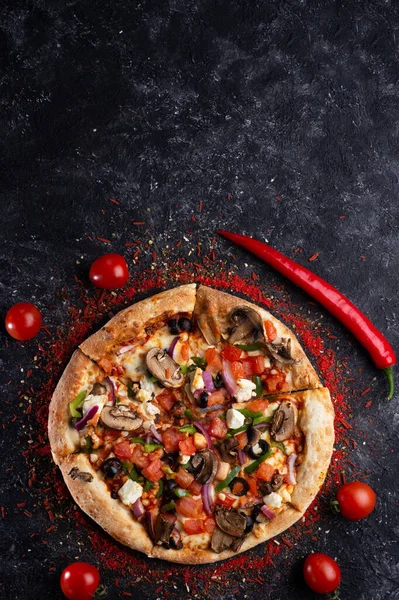 Pizza Vegetariana Vegetal Servida Mesa Preta Com Espaço Livre Deitado — Fotografia de Stock